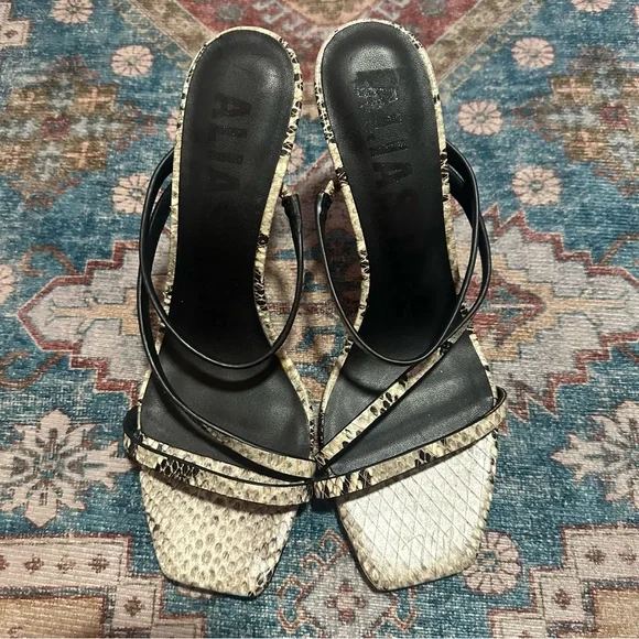 Alias Mae Women's Mollie Heels Open Toe Strappy
Sandals Size 6 or 37 - Picture 3 of 7
